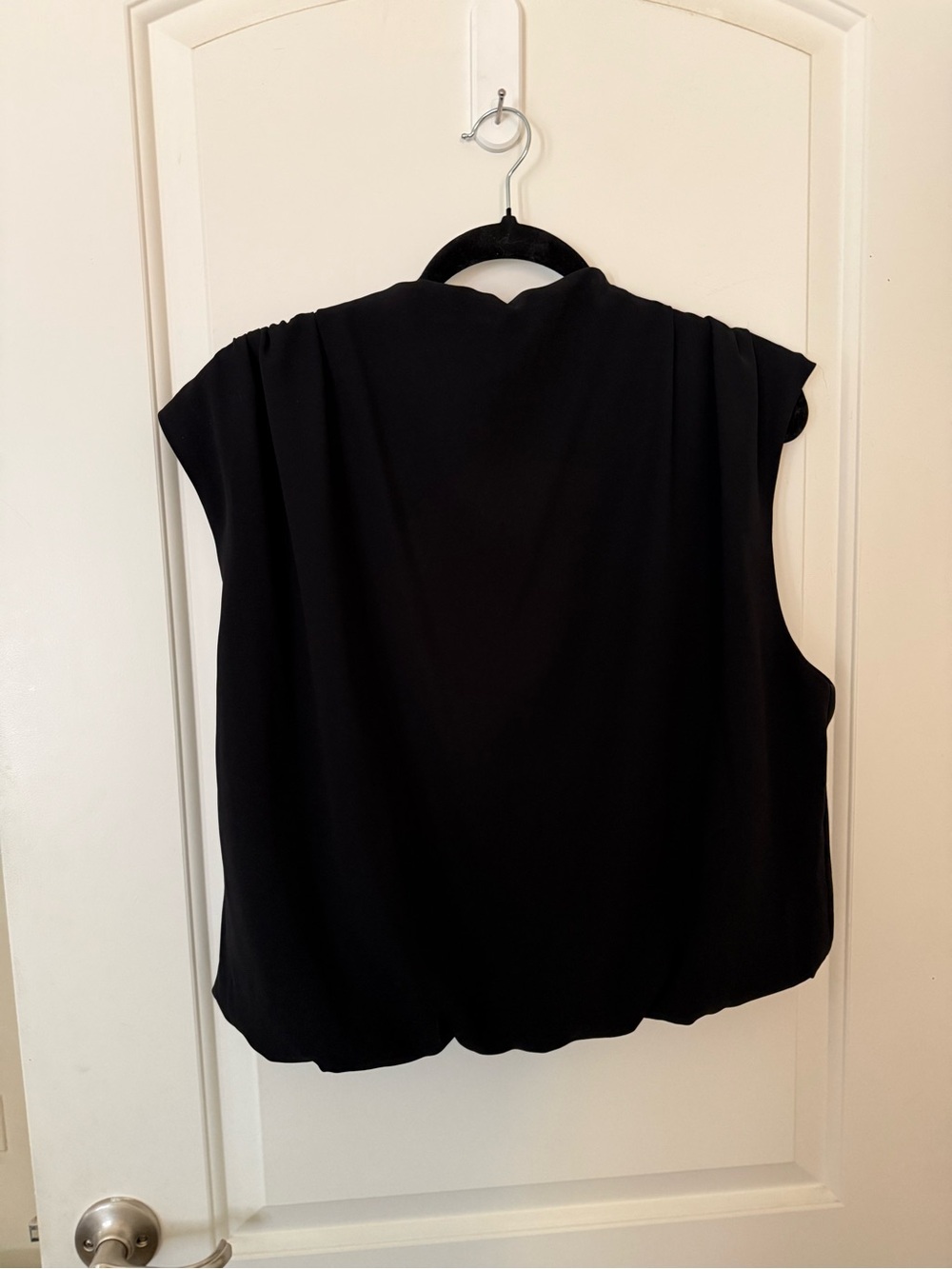 Black Sleeveless Women's Top - Classic Versatile Style